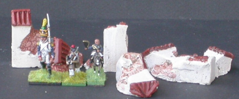 MUR9 2 poteaux 2 sections de grands murs tuilés ruinés