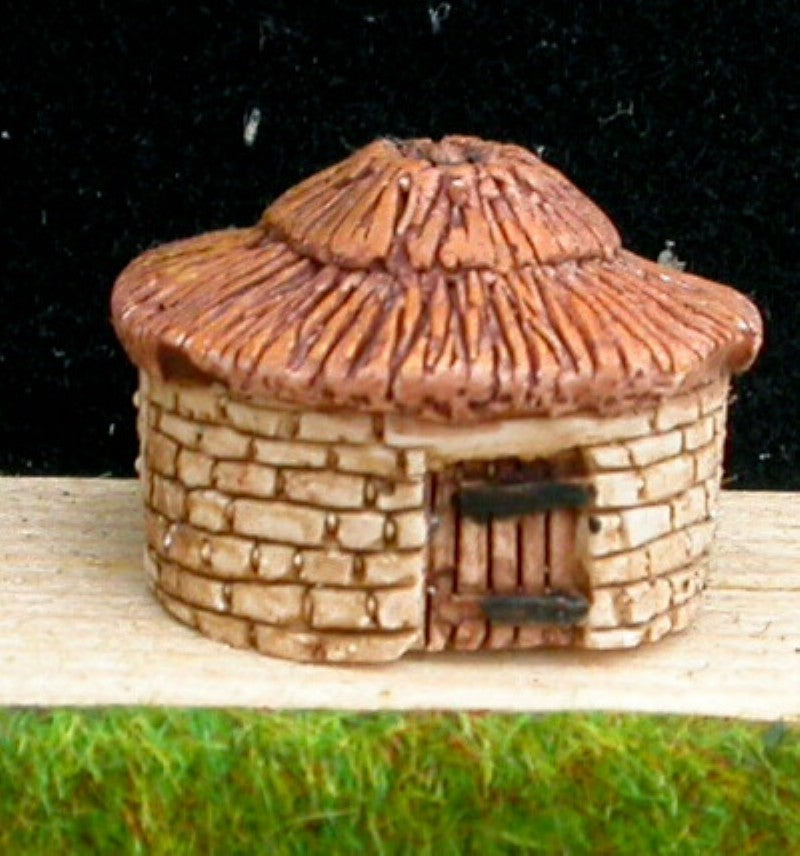 H3 Hutte en brique avec toit de chaume