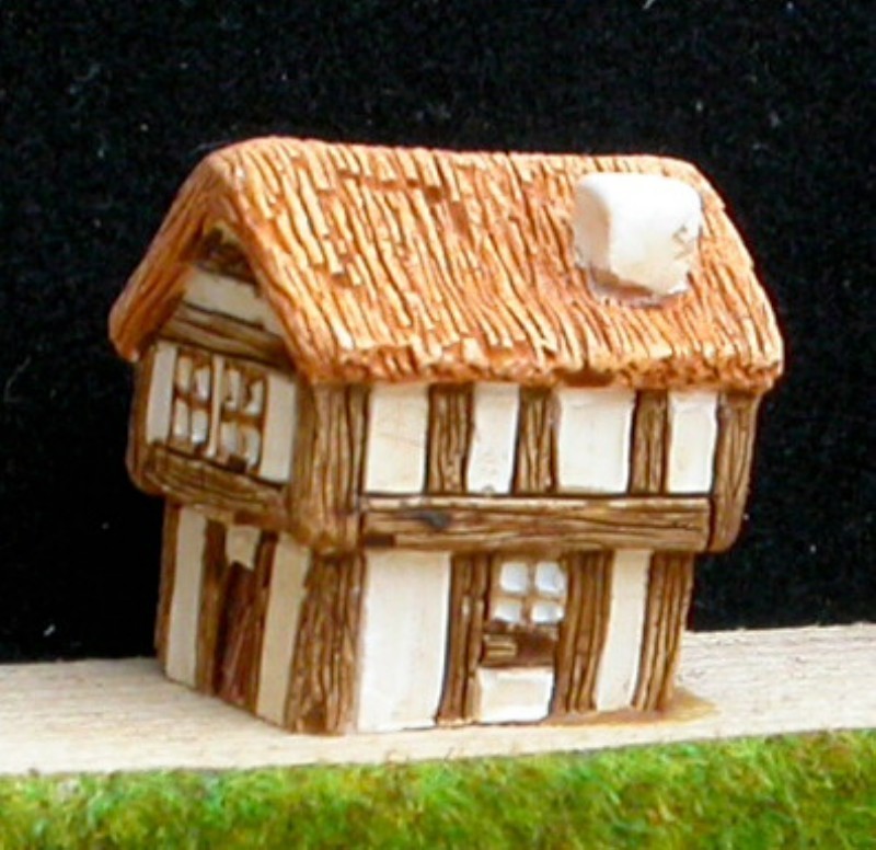 M4 Maison haute médiévale avec toit de chaume