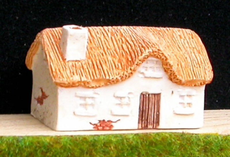 C7 Maison avec chien assis et toit de chaume